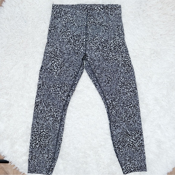 Lululemon Instill High Rise Leggings 25” Size 10 Black White Print - Picture 2 of 7